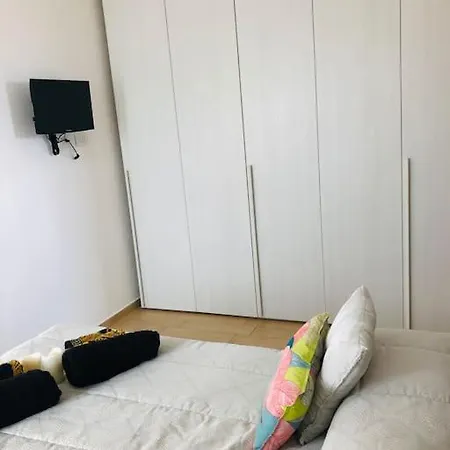 Airport Apartment *